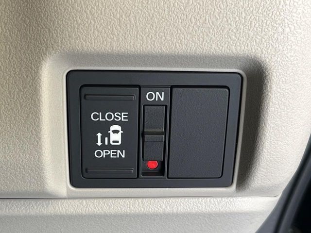【パワースライドドア】スマートキーや運転席のスイッチでスライドドアの開閉が可能♪電動だから力を入れてドアを開ける必要が無く、小さいお子様でも、重い荷物を持っている時もラクに開け閉めできます♪