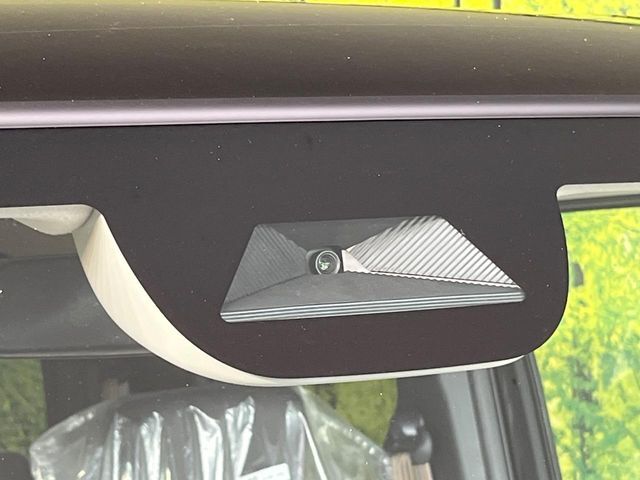 【ホンダセンシング】走行中に前方の車両等を認識し、衝突しそうな時は警報とブレーキで衝突回避と被害軽減をアシスト。より安全にドライブをお楽しみいただけます。