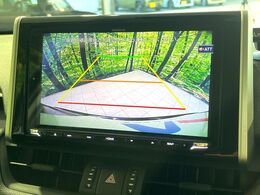 【バックカメラ】駐車時に後方がリアルタイム映像で確認できます。大型商業施設や立体駐車場での駐車時や、夜間のバック時に大活躍！運転スキルに関わらず、今や必須となった装備のひとつです！