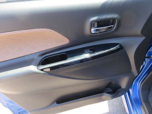 プライバシーガラスになっているので、車内のプライバシーは守られます。夏の日差しを和らげる効果もありそうですね。