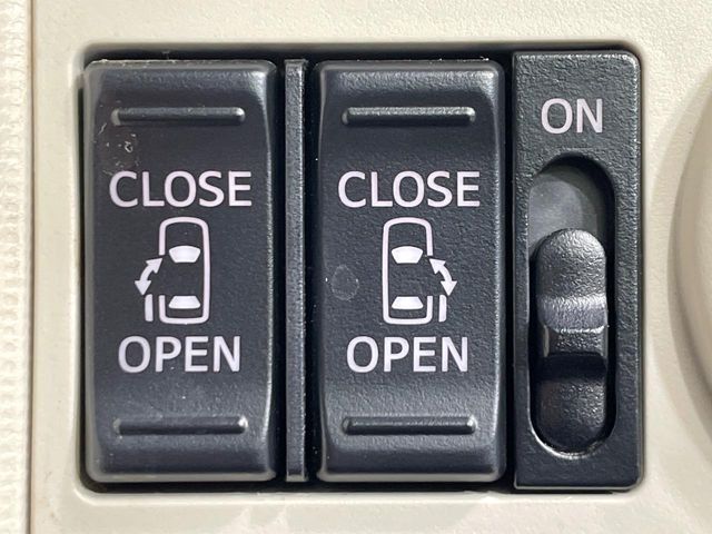 【両側パワースライドドア】スマートキーや運転席のスイッチで後席両側スライドドアの開閉が可能♪電動だから力を入れてドアを開ける必要が無く、小さなお子様でも簡単に開け閉めでき快適です♪