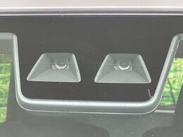 【スマートアシスト】走行中に前方の車両等を認識し、衝突しそうな時は警報とブレーキで衝突回避と被害軽減をアシスト。より安全にドライブをお楽しみいただけます。