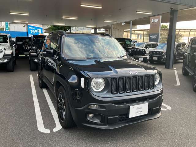 ボディカラーはカーボンブラックです。