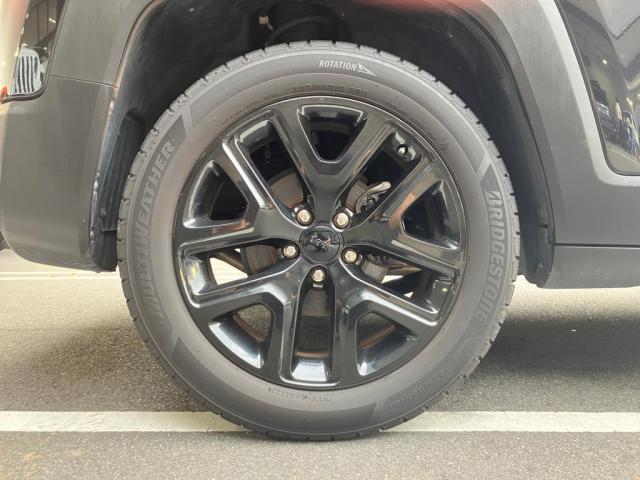 タイヤサイズは225/55R18です。