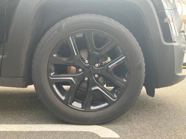 JEEP純正18インチアルミ装備です。