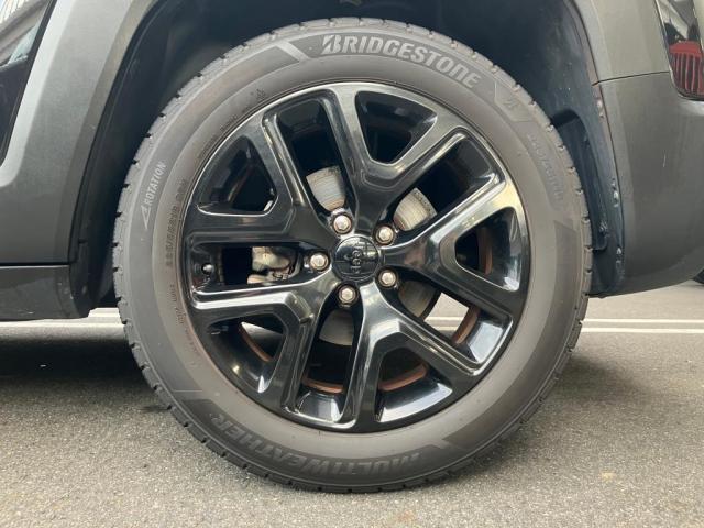 黒い18インチアルミ装備の限定車です。