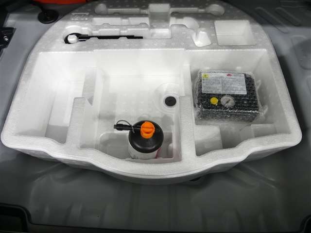 最近はパンク修理キットが標準ですね。タイヤの無い分軽量化と収納スペース確保できますね。