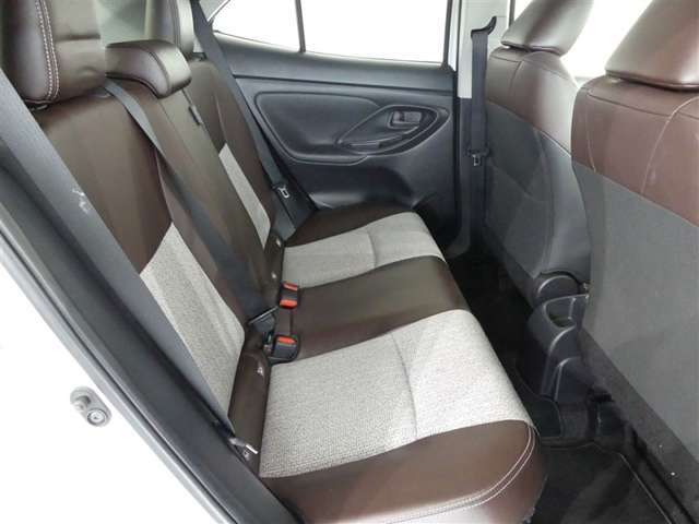 後部座席も当然、綺麗・清潔に仕上げております。内装の綺麗なお車は気持ちが良いですね。