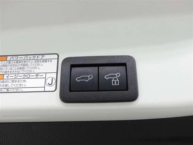 ワンタッチでバックドアが開閉。重たいバックドアも力いらずで開閉できる便利なパワーバックドア付きです！