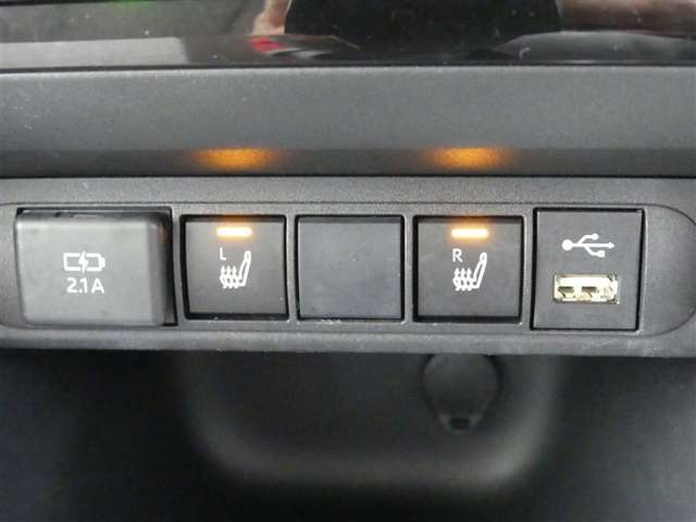 運転席と助手席には寒い時にうれしいシートヒーターが装備されてます。