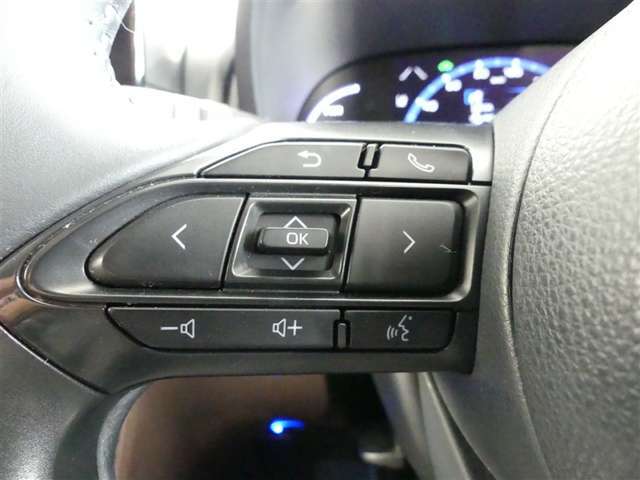 ステアリングスイッチ付き。オーディオの操作やメーターインフォメーションの切り替えも前方から目を離すことなく操作することが可能です。