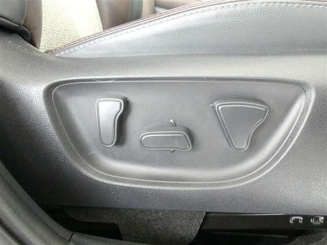 運転席のシート調整を電動で調整できます。無段階調整なので、どなたにもピッタリの調整が可能です。