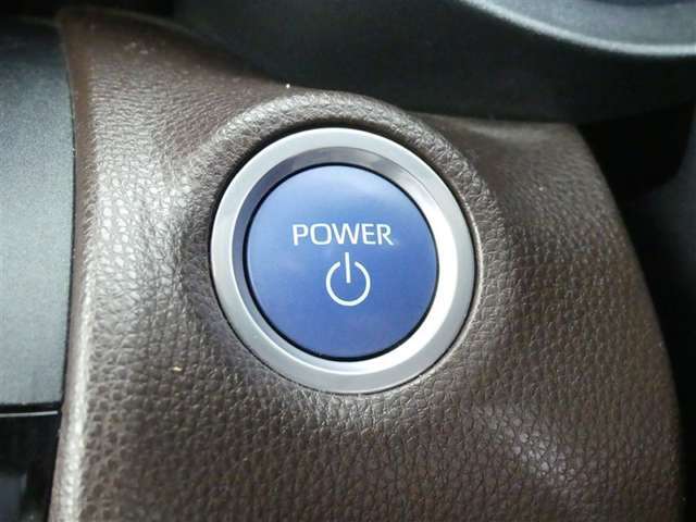 【プッシュスタート】スマートキーを携帯して、ブレーキを踏みながらスタートスイッチを押すだけでエンジンがかけられます。