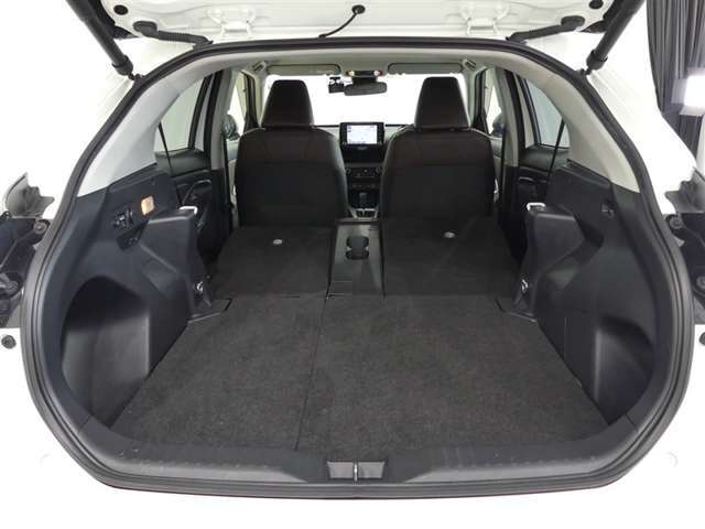 可倒式リヤシートを倒せばラッゲージスペースがさらに拡大。長さや幅のあるものも楽に収まります。