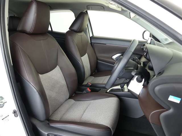 合成皮革を用いたファブリックとのコンビネーションシートです。やさしい座り心地をぜひ体感してください。