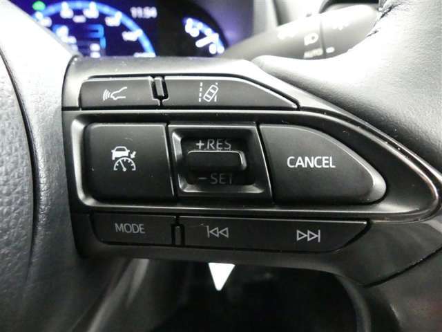 ステアリングスイッチでクルーズコントロール機能の操作ができます。長距離の高速走行時の疲労軽減や燃費に役立ちます。