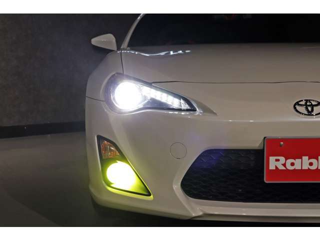 HIDヘッドランプになります！暗い夜道も明るく照らし安心です！イエローフォグランプも装備されております！