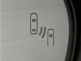 車線変更時の後方確認をアシストしてくれるブラインドスポットモニター！ドアミラーの死角を検知してくれるから車線変更もスムーズです。