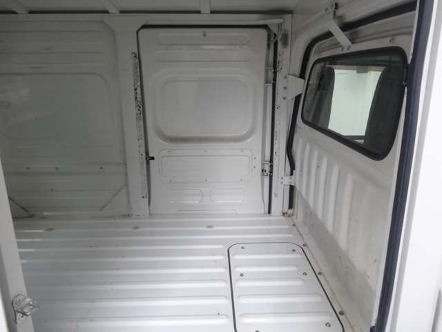 【他在庫車両有り】掲載しきれていないお車も店頭にてご用意がございます。中古車をご検討中のお客様、是非一度ぶぅぶぅ大阪までご来店くださいませ。立体駐車場保管なので雨の日でも安心して見学していただけます♪