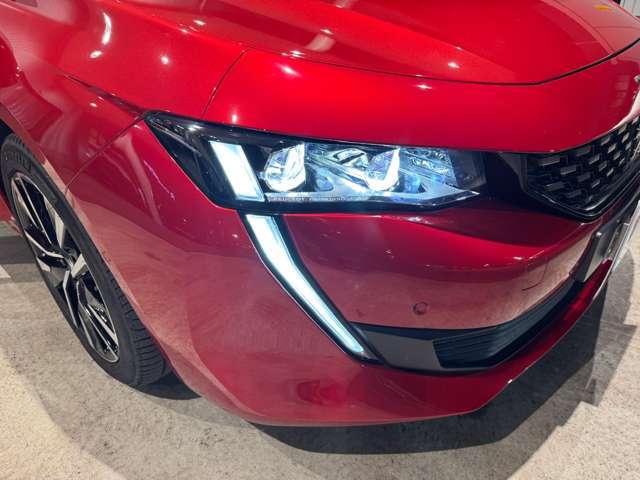 フルLEDヘッドライトが標準装備です