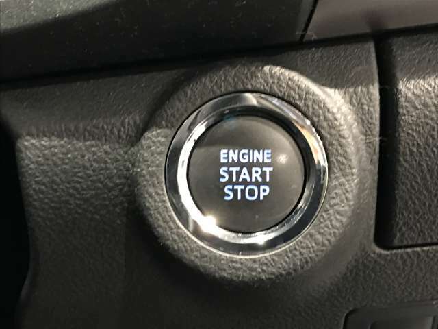人気のスマートエントリーシステムを装備！スマートキー本体を携帯していればエンジンの始動と停止はボタンを押すだけの簡単に操作できます！一度使うと「手放せない」便利さです！