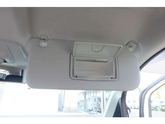 【サンバイザー】運転席と助手席の天井部分に取り付けられている板状のパーツです。 サンバイザーを使うことで、眩しい日差しを遮ることができます！(^^)！