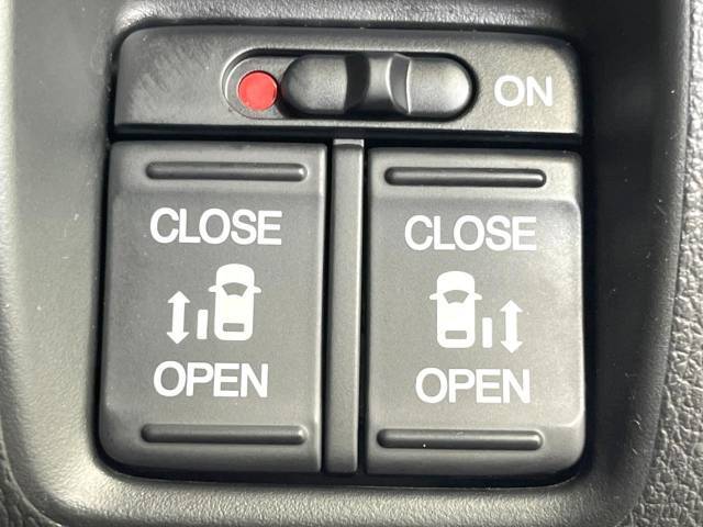 【両側パワースライドドア】スマートキーや運転席のスイッチで後席両側スライドドアの開閉が可能♪電動だから力を入れてドアを開ける必要が無く、小さなお子様でも簡単に開け閉めでき快適です♪