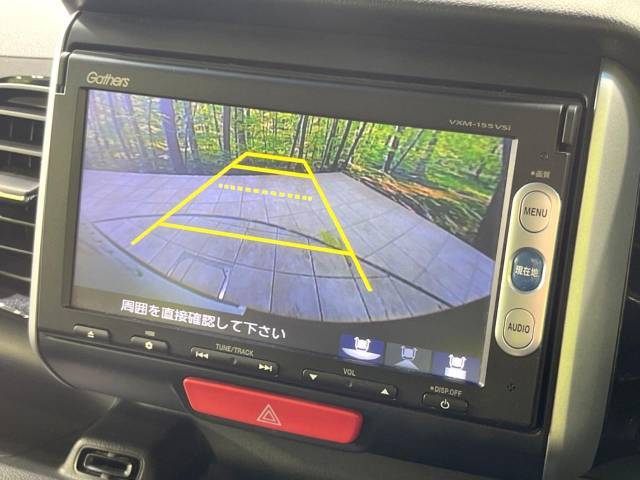 【バックカメラ】駐車時に後方がリアルタイム映像で確認できます。大型商業施設や立体駐車場での駐車時や、夜間のバック時に大活躍！運転スキルに関わらず、今や必須となった装備のひとつです！