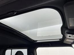 【ガラスルーフ】天井に外の景色が広がり、開放的な車内を感じることができます！曇りや雨の日でも外の明るさを取り入れたり、雨音をアクセントに変えたり、いつもの運転がぐっと楽しくなるはずです！