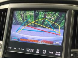 【バックカメラ】駐車時に後方がリアルタイム映像で確認できます。大型商業施設や立体駐車場での駐車時や、夜間のバック時に大活躍！運転スキルに関わらず、今や必須となった装備のひとつです！