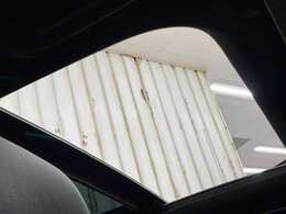 開放感あふれるドライブをお楽しみいただけるサンルーフを装備。天気の良い日にサンルーフを開けると気分が高まりますね！