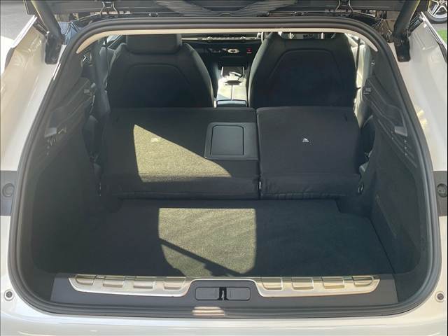 広々としたラゲッジルームはレジャーにも大活躍です！！