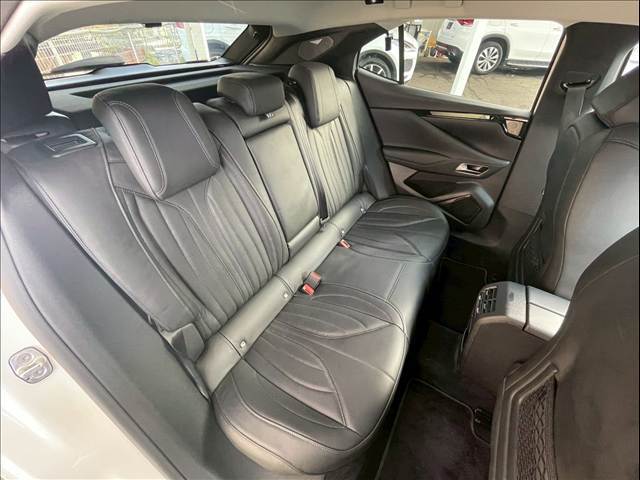 セカンドシートは大人二人が乗っても十分なスペースが確保されております。