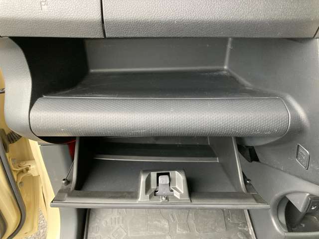 【グローブボックス】たくさん収納スペースがついてます♪車にあったら便利なグッズの収納スペースにも困りません！