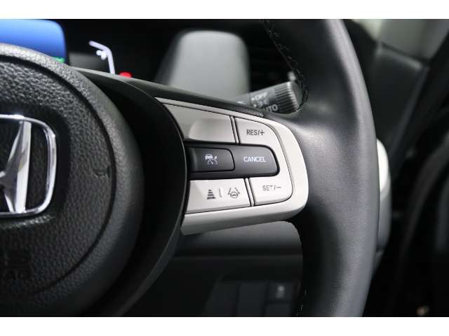 Hondaセンシングの機能のひとつ、アダプティブクルーズコントロール付！アクセルから足を離しても設定したスピードと前車との車間を保ち走行してくれます！車線維持もアシスト☆高速道路で疲労軽減ですね☆