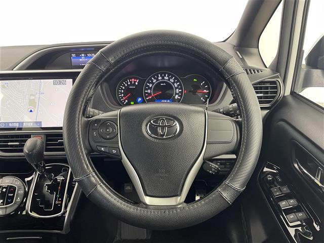 【ステアリング】軽い力で扱いやすいハンドルです。目立つ傷やスレなどなく綺麗な状態です！除菌プランいれていただくとさらに快適に！清潔なお車はお子様にも安心ですね！