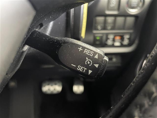 【クルーズコントロール】高速道路で便利なクルーズコントロールも装着済み。アクセルを離しても一定速度で走行ができる装備です。加速減速もスイッチ操作でOKです。