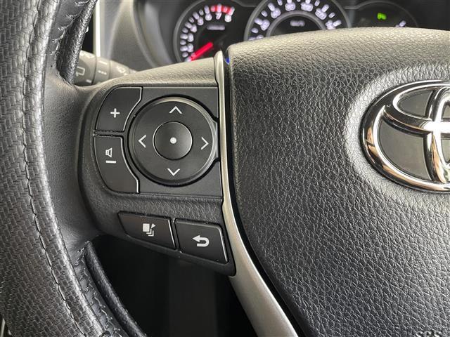 【ステアリングスイッチ】手元のボタンから、オーディオやナビなどの操作ができるので、よそ見をせずに安全に運転に集中できます！
