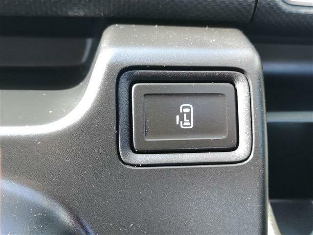 電動スライドドアスイッチ★ボタンひとつでドアの開け閉めが可能です！送り迎えの際など運転席から降りずにできるので便利ですね！