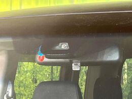 【シティブレーキアクティブシステム】低速走行中に前方の車両等を認識し、衝突しそうな時は警報とブレーキで衝突回避と被害軽減をアシスト。より安全にドライブをお楽しみいただけます。