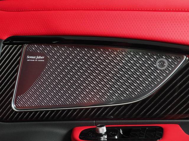 ソナスファベールのスピーカーが標準装備。イタリア発のオーディオブランドで音の工房を意味します。