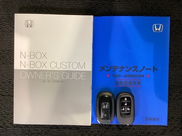 スマートキーは鍵をバッグに入れたままでもドアロックの開閉やエンジンのON・OFFができます。夜間や雨の日も鍵を探さなくて良いので便利です。