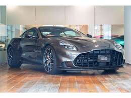 アストンマーティンならではのフロントグリルは、昔も現在も魅力的で、タイムレスなデザインとなっております。