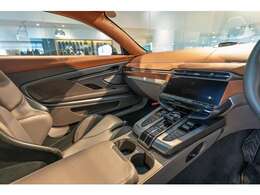 インテリアカラーはセンテナリーサドルタン/アーデングリーンメタリックのツートーンカラーでございます。