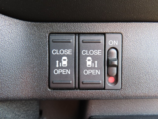 両側パワースライドドアとなりますので運転席からでもスイッチ一つでドアの開け閉めも可能です！