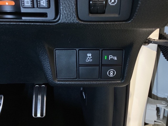 Hondaセンシング用の、VSA（ABS＋TCS＋横滑り抑制）解除のメインスイッチなどはハンドルの右側に装備しています。