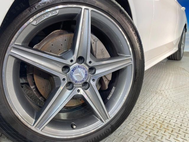 ●純正18インチアルミホイール：輸入車ならではの卓越した走りを支えるホイールと足回りです！日本車の走りに慣れている方にもぜひ体感して頂きたいほど、高いレベルでまとまっています！