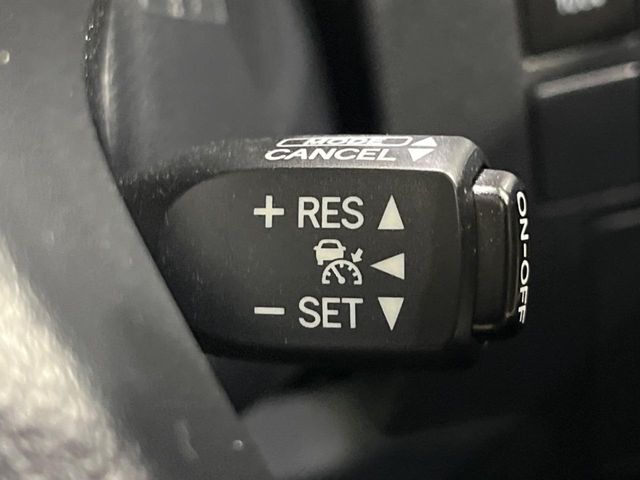 【レーダークルーズコントロール】高速道路での長距離走行が楽に！！自動で速度を保つクルーズコントロールが、衝突軽減システムと連携し、前方の車両を感知して車間を保つように速度調節してくれます！！