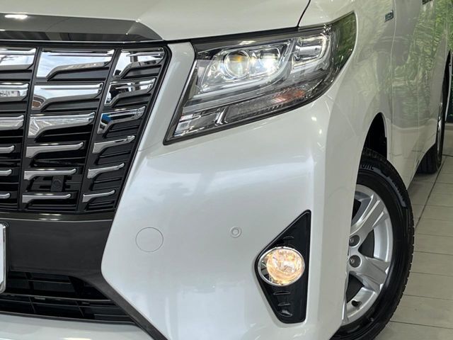 【LEDヘッドライト】悪天候や夜間走行時も良好な視界を確保し安心して運転できる高輝度LEDヘッドライトを装備！点灯速度が早く、消費電力も抑えられています。