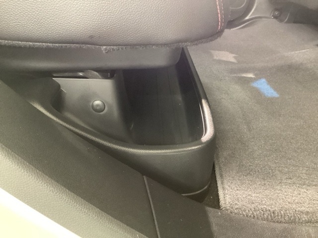 リアシート☆シート足元には傘などを収納できます☆濡れた傘などでマットが汚れづらく衛生的☆